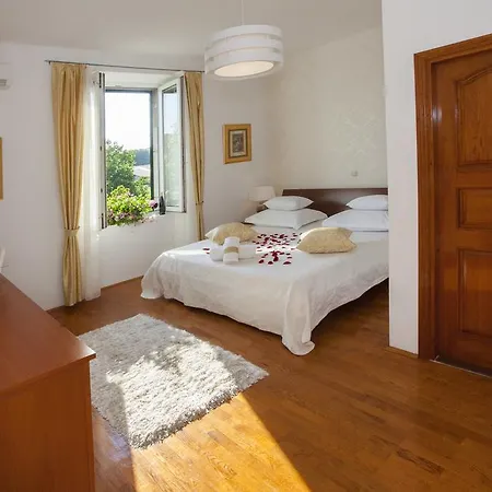 Πανσιόν Luxury Duje 4*